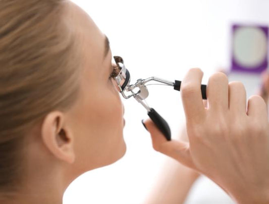 how to curl lashes