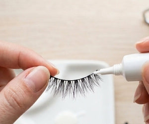 how to glue fake eyelashes