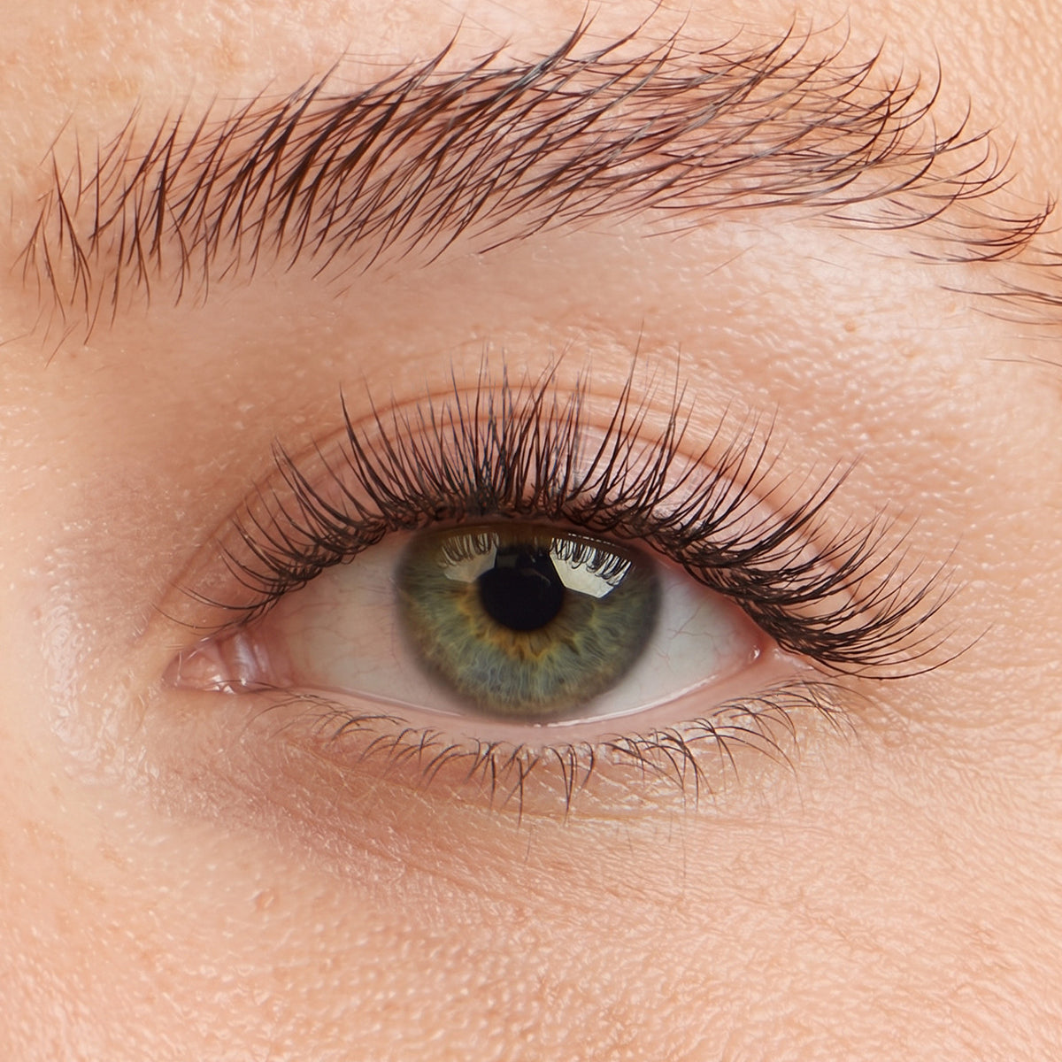 Lilac St. Originals Onyx lash clusters on a close-up of a green eye, creating a natural, lifted look.